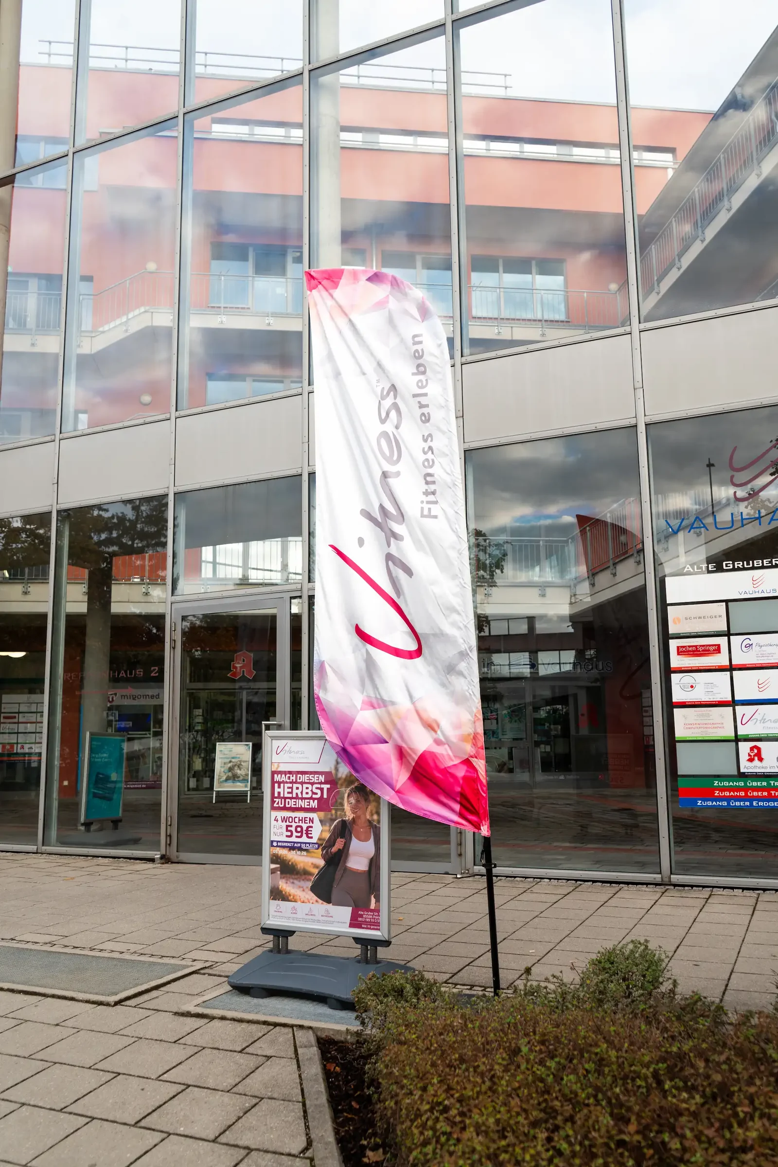 Eingang des Studios Poing mit V-itness-Fahne
