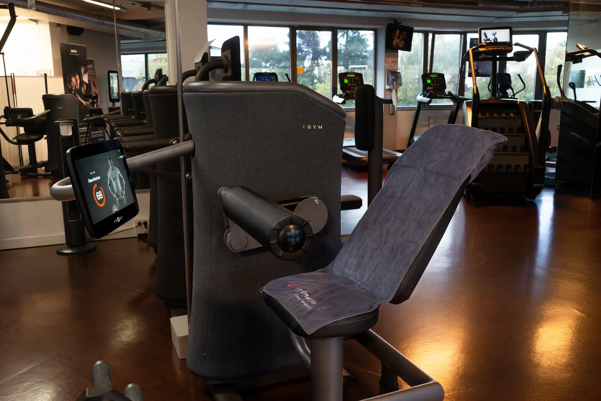 EGYM-Gerät mit Bildschirm im Trainingsbereich