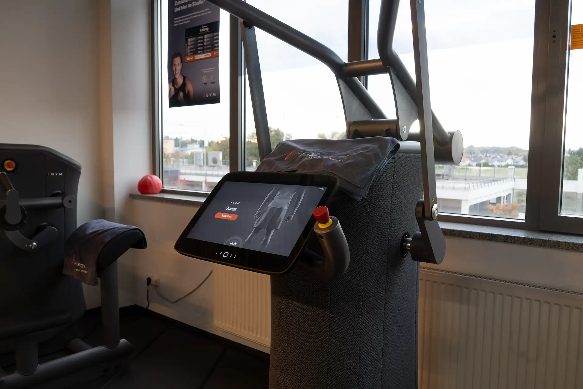 EGYM-Gerät mit Display vor dem Fenster