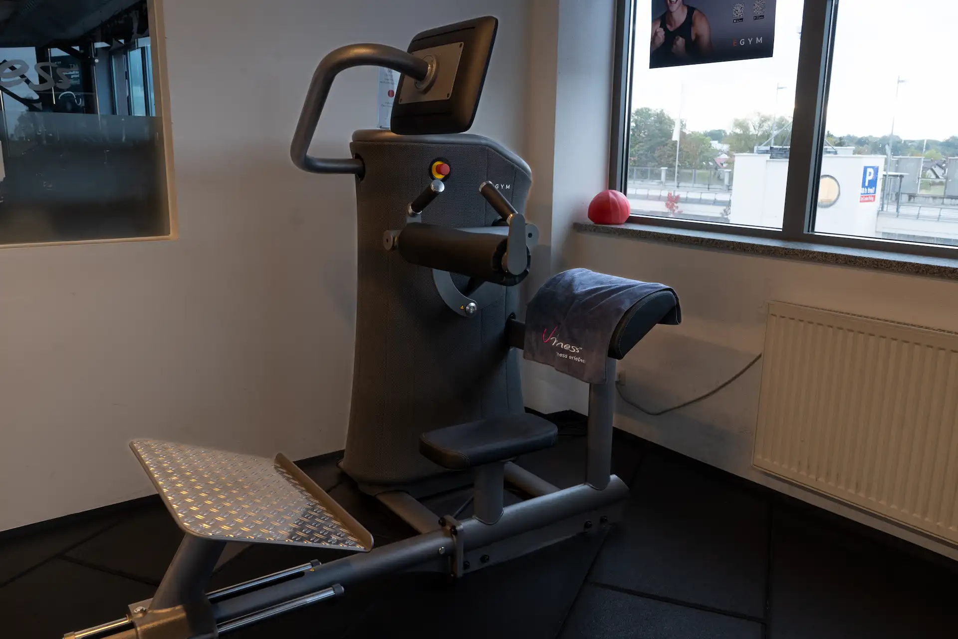 EGYM-Gerät für die Beine am Fenster