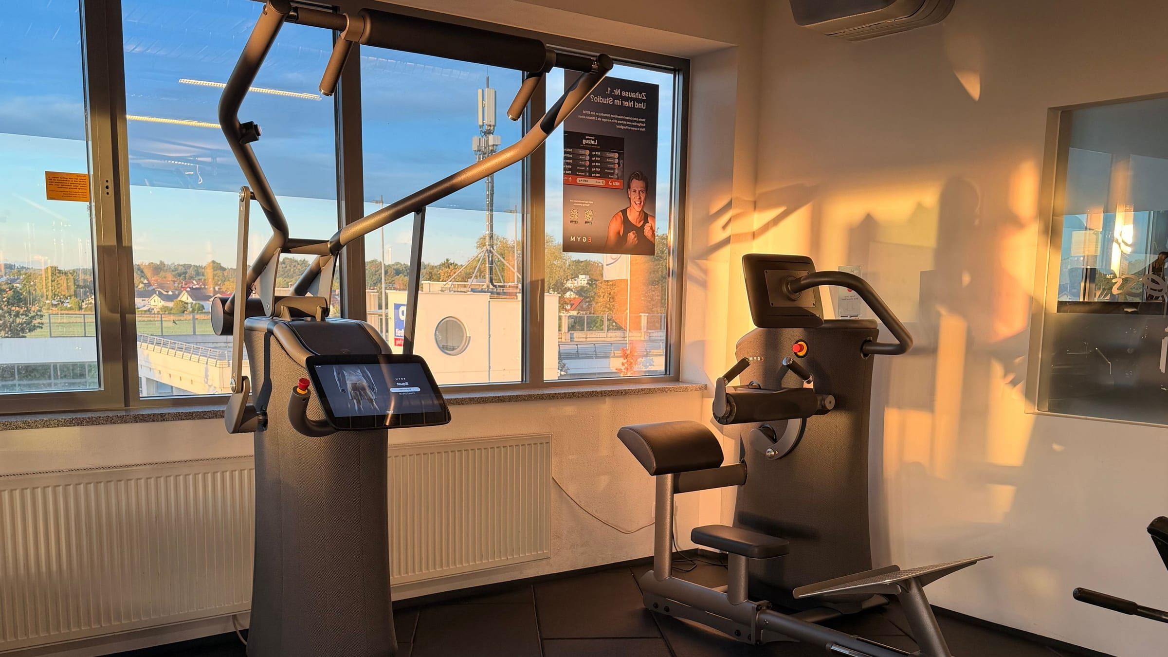 EGYM-Geräte im Abendlicht