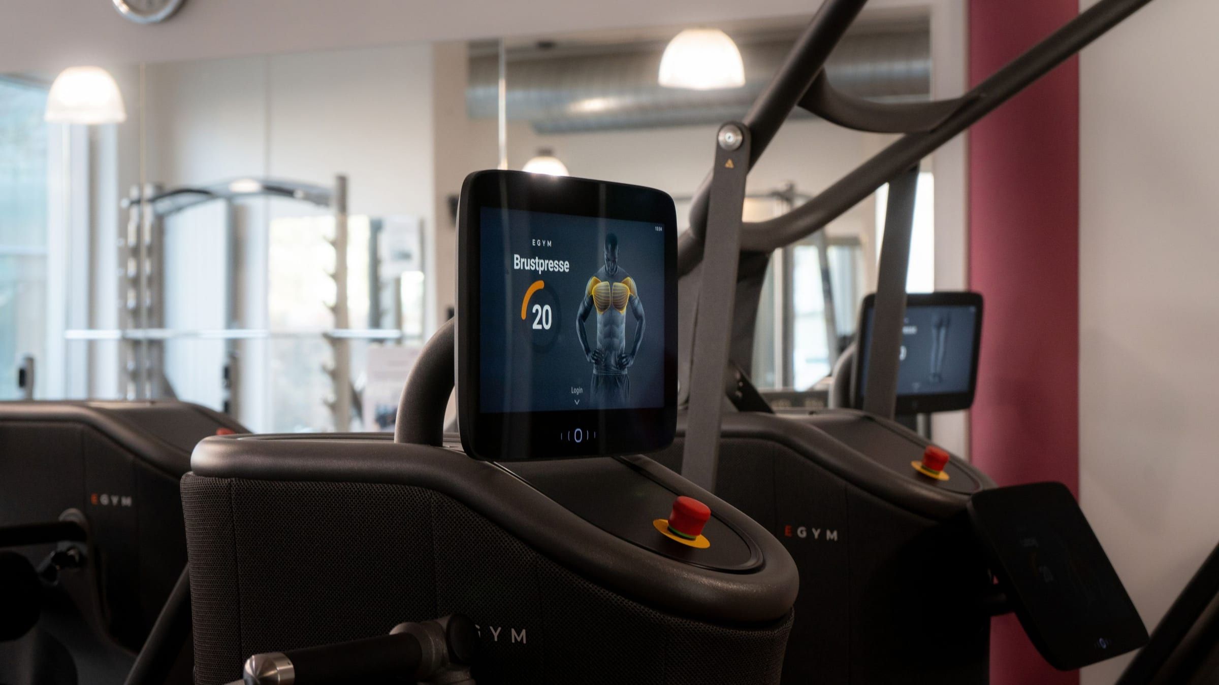 Bildschirm eines EGYM-Geräts mit Übung und Einstellungen